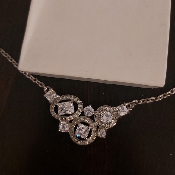 Earrings and necklace set - Picture 3 of 4